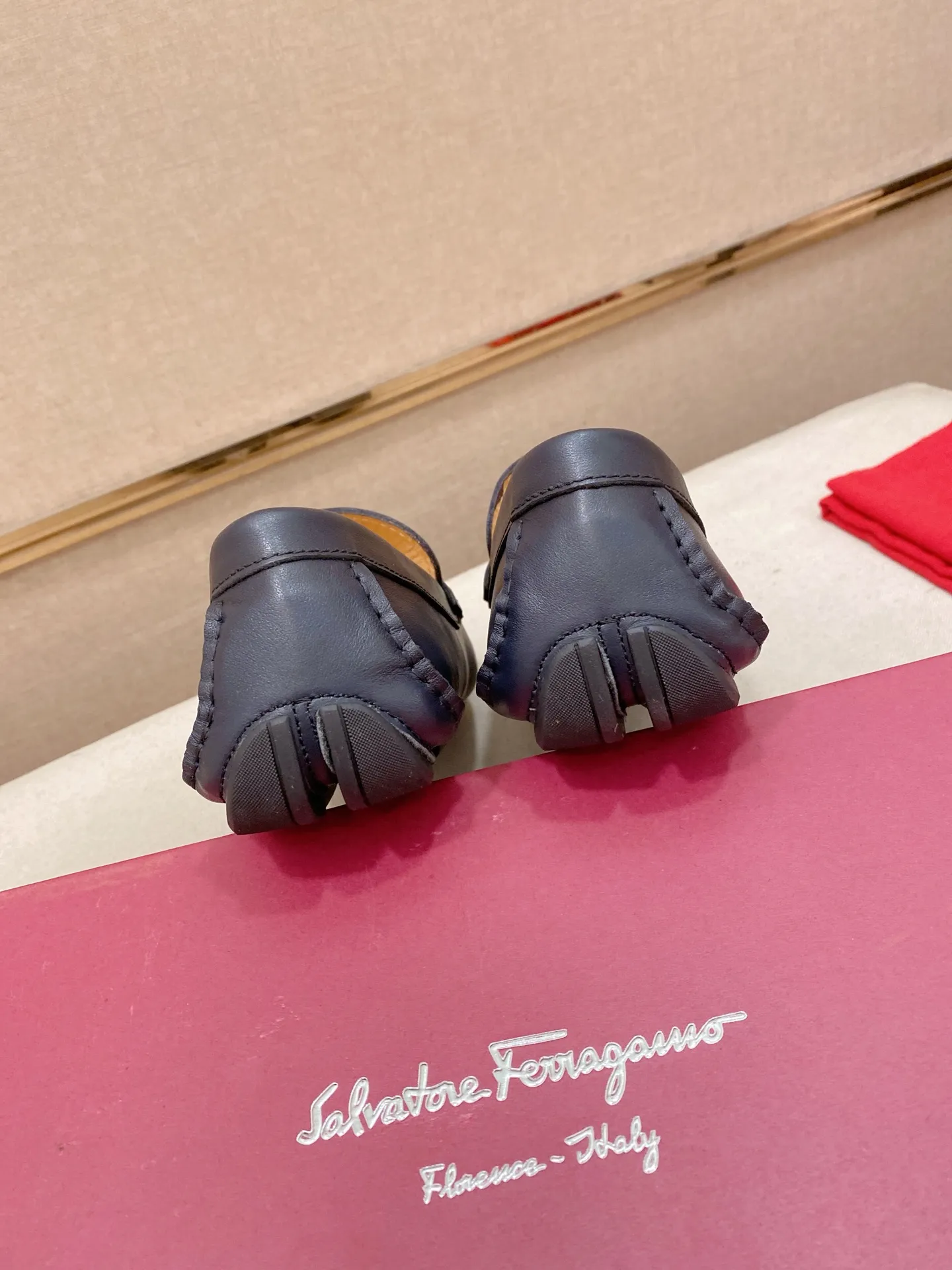 Factory price: 540💰High-end quality! Ferragamo🆕🆕Exclusive hot-selling products in stock🔥🔥New products on the shelves, high-quality Ferragamo men's pea shoes, high-end casual driving shoes, with complete packaging! 💪 💪 Material: imported first-layer cowhide 🐂 + imported high-quality water-dyed cowhide lining + wear-resistant outsole 👍🏻👍🏻 Features: high-end and comfortable, purely handmade 🚀 🚀 Create the perfect shoe that suits you best 🔥 🔥 Size: (38-44) 45 standard size can be customized!